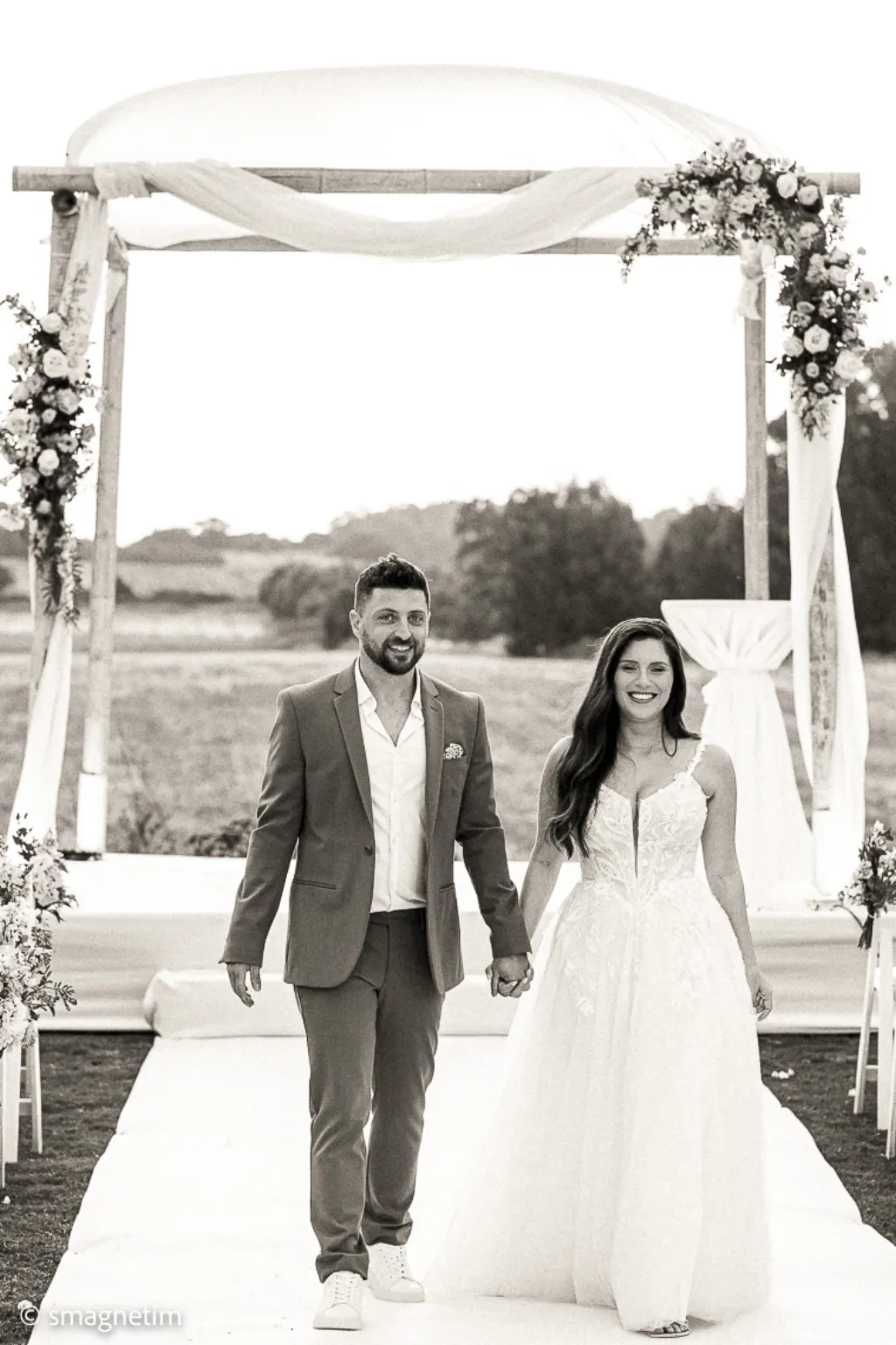 מגנט לחתונה – זוג צוחק בצילום ספונטני