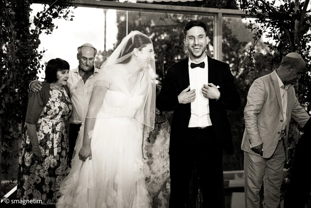 מגנט ספונטני – רגע של צחוק בין חתן לכלה