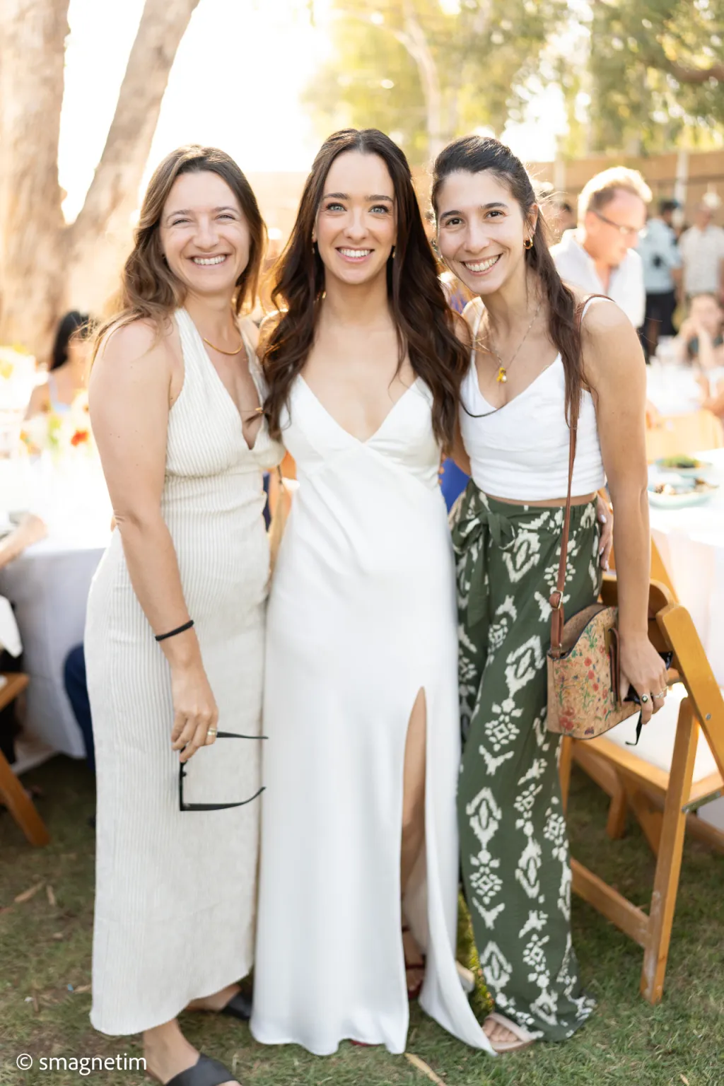 מגנט לאורחים – חברים מצטלמים ביחד בחתונה